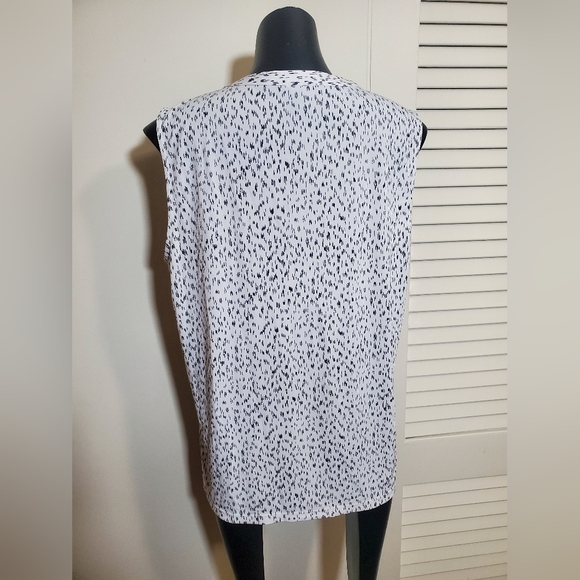 Ann Taylor ladies black & white sleeveless keyhole blouse - Picture 2 of 4